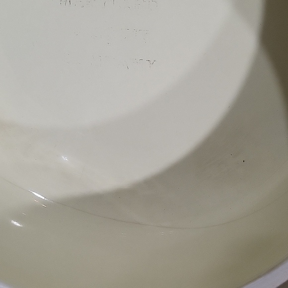 Vintage covered Bean Pot Casserole White and Red - Picture 5 of 6